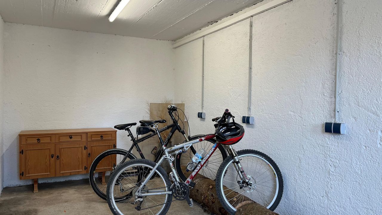 Nebenraum für Fahrrad/E-Bike/Ski/Snowboard Nebenraum für Fahrrad/E-Bike/Ski/Snowboard